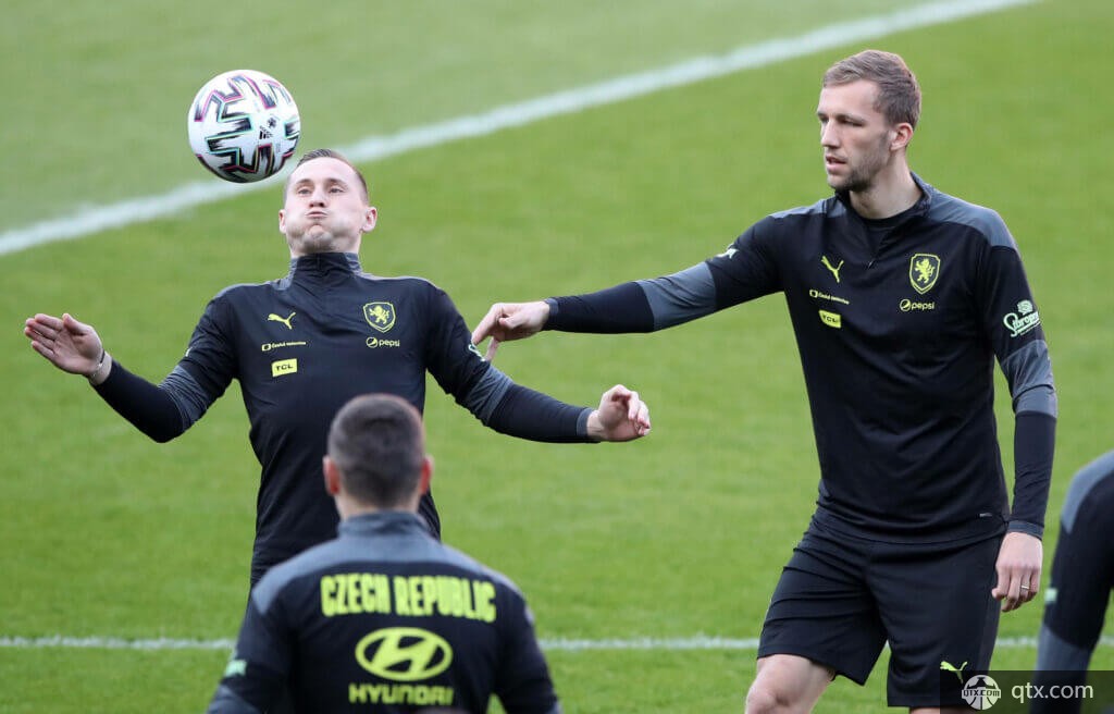 球员在分球 球员在分球